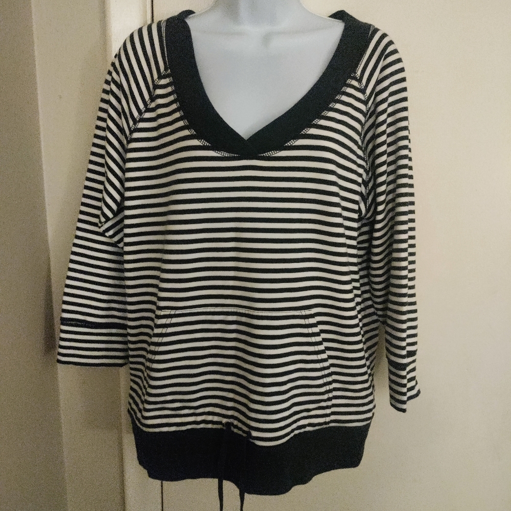 💸LAST CHANCE! NY & CO oversize Navy & white striped Vneck w/ front pouch Sz.M